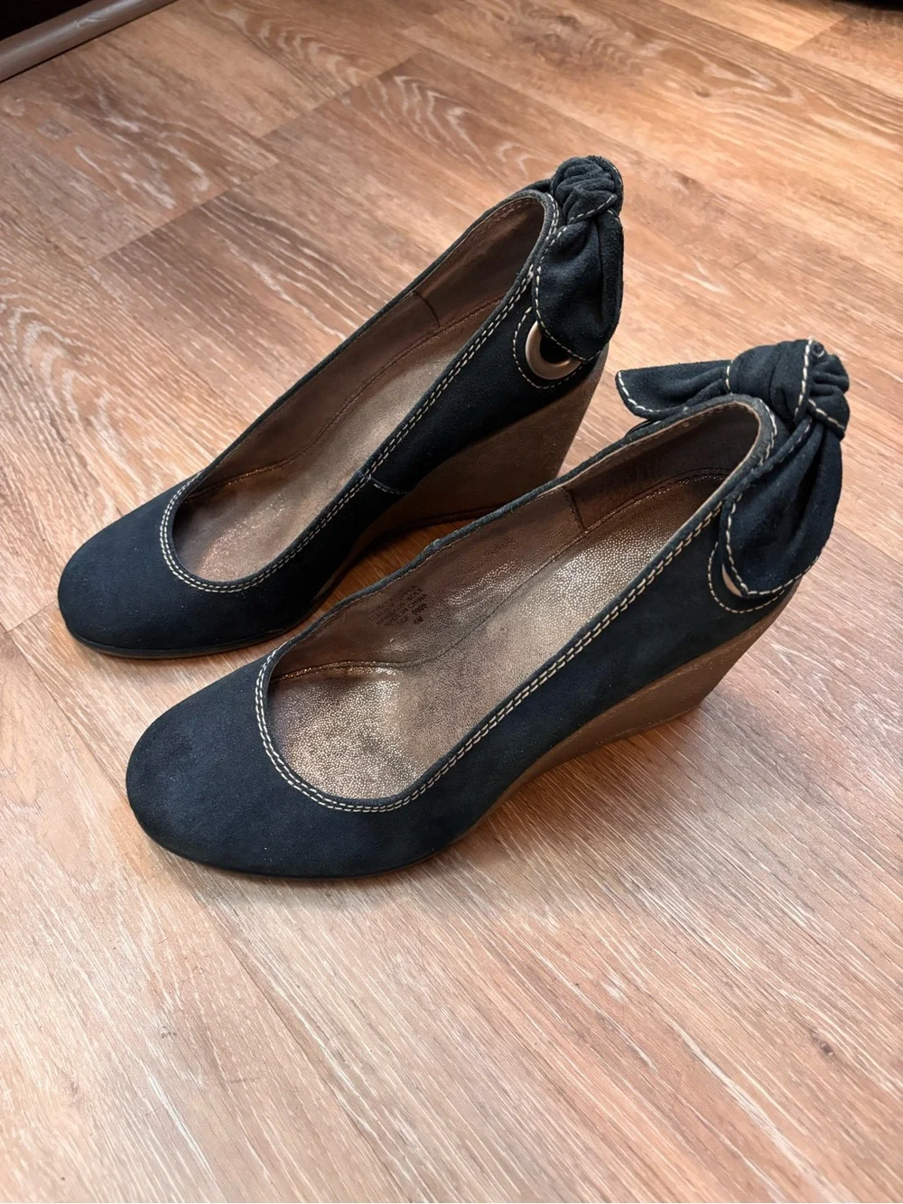Nine West Dk Teal Suede Wedge Pumps with Back Knot. Size 8 But Would Fit 8.5.